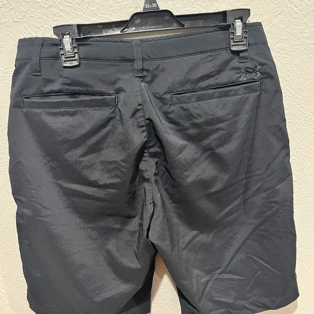 Under Armour Men's Black Shorts Heatgear Loose Size 32 Like New Embroidered Logo - Picture 2 of 4